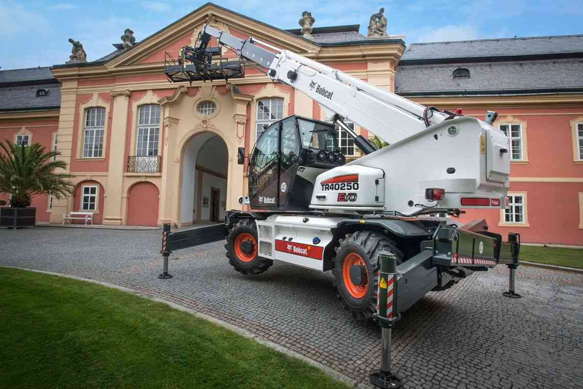 Телескопический погрузчик с поворотной башней Bobcat TR40250