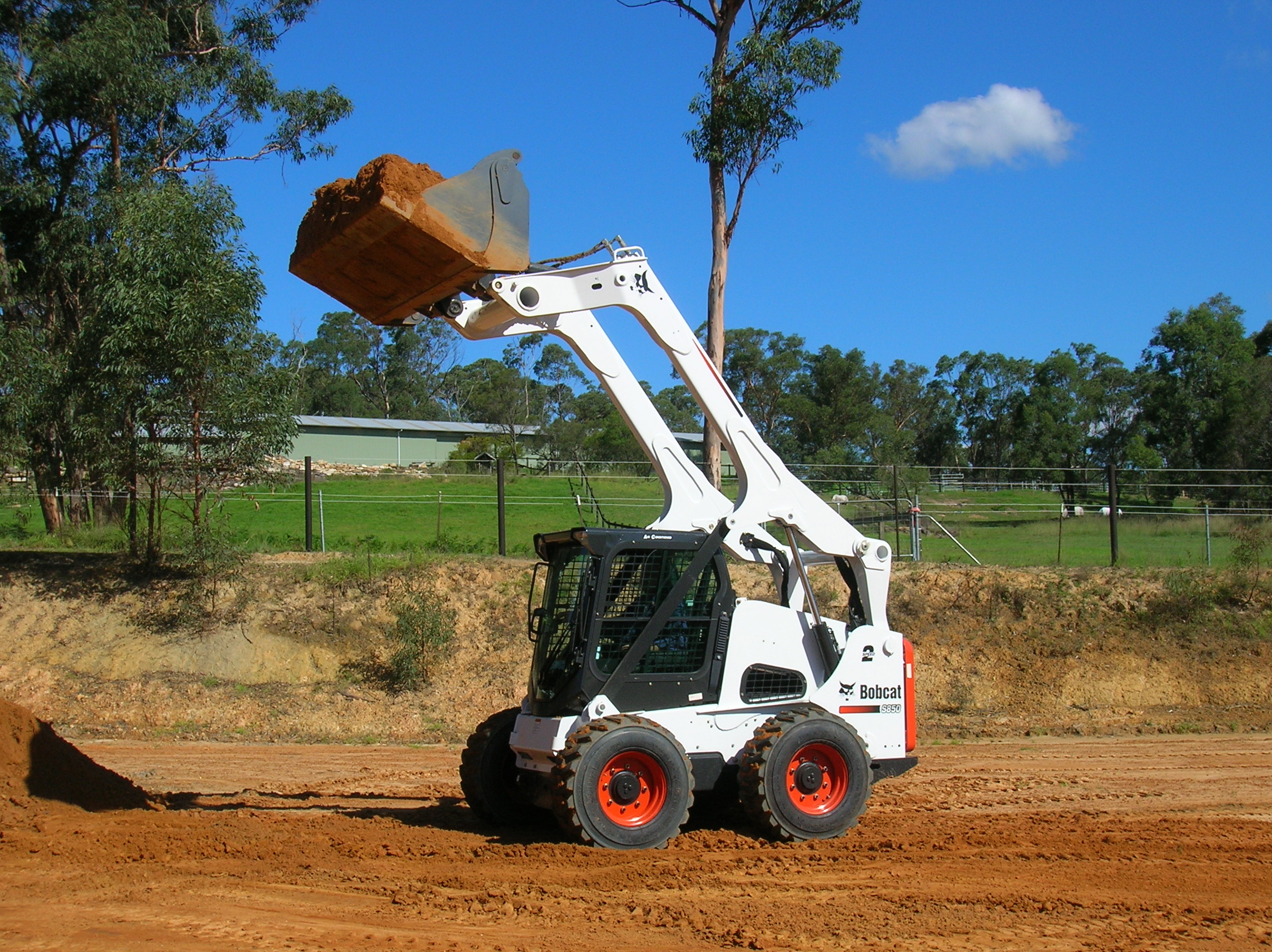 Колесный мини-погрузчик Bobcat S850 купить от поставщика — Официальный  дистрибьютор Bobcat