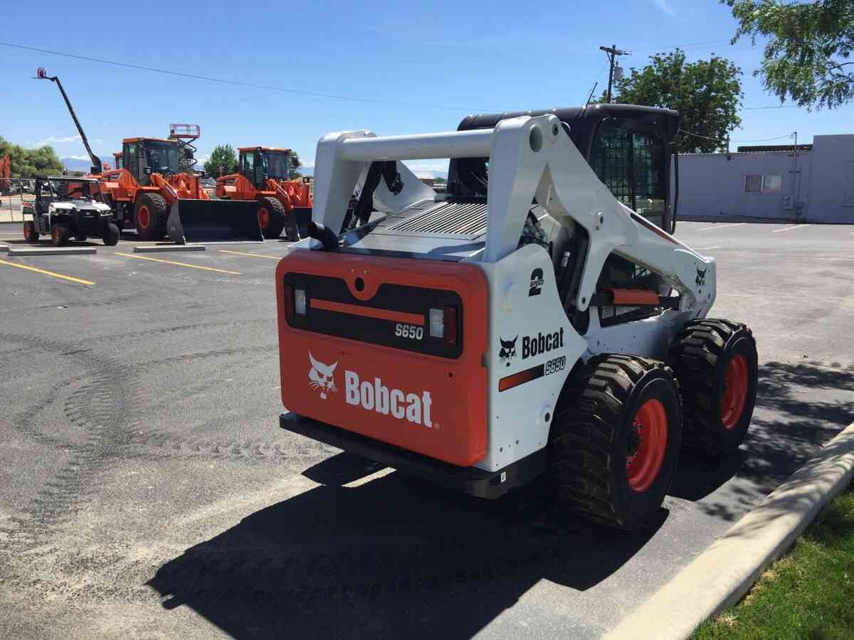 Колесный мини-погрузчик Bobcat S650